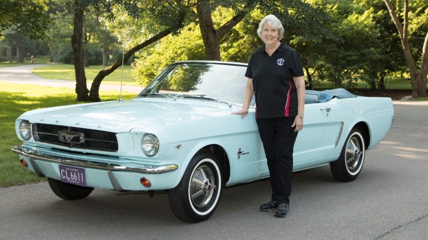 Gail Wise et la Mustang 0001 - crédit photo : Ford médias Image